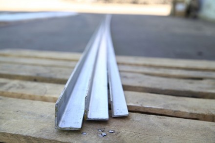 Уголок шлифованный нержавеющий, сталь AISI 304, размер 25×25, толщина стенки 1.5 мм